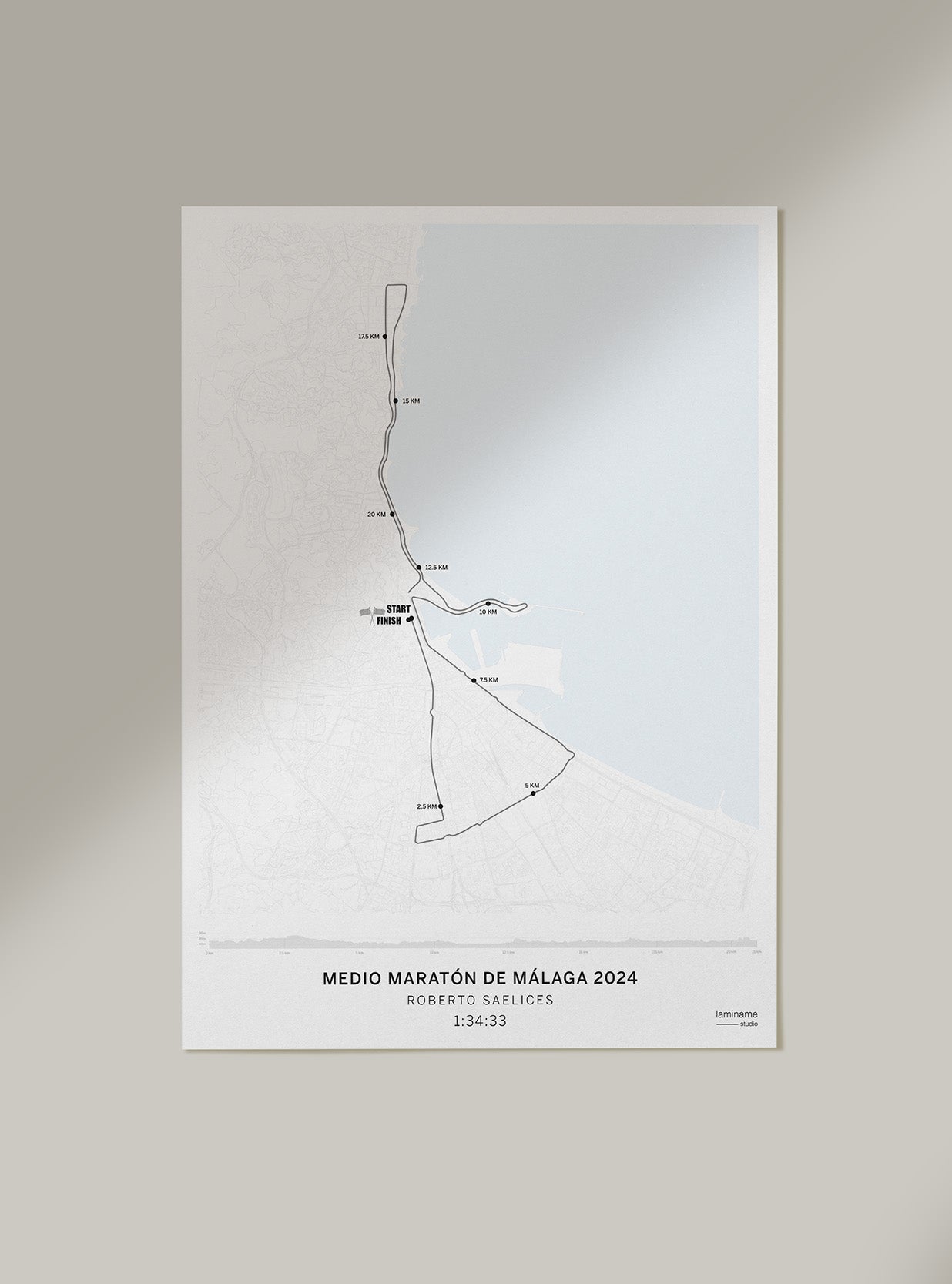 Detalle del recorrido del Medio Maratón de Málaga en un diseño artístico minimalista.