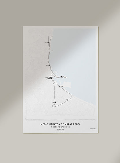 Detalle del recorrido del Medio Maratón de Málaga en un diseño artístico minimalista.